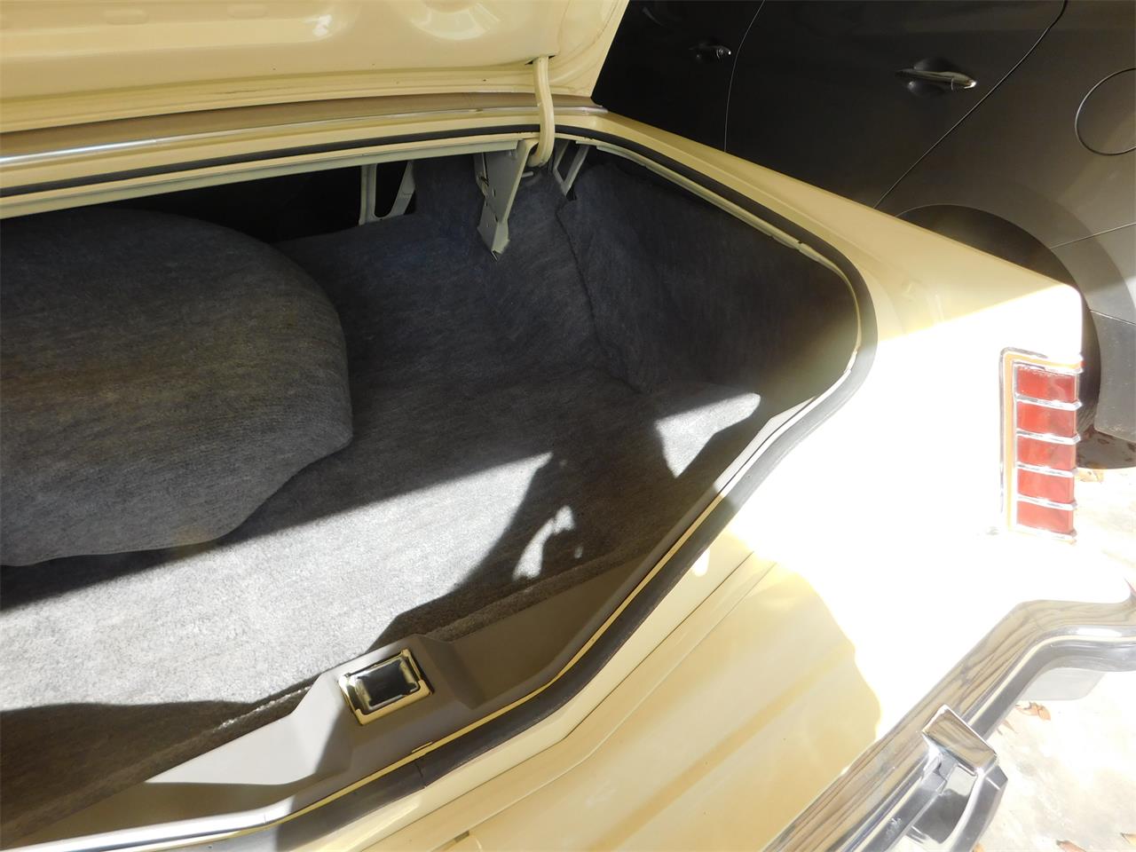 Lincoln-Mark-v-1978-Cream-Cream-9