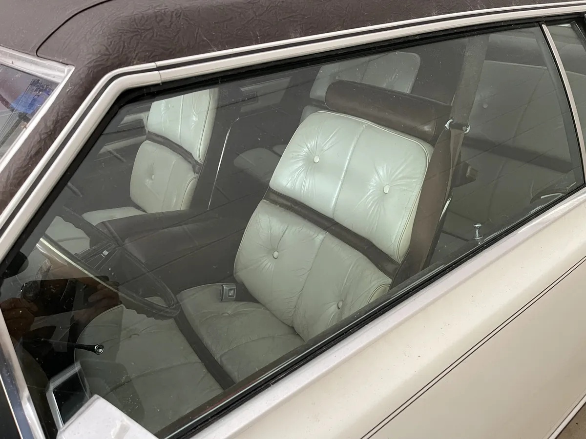 Lincoln-Mk-4-1974-White-Saddle-Two-Tone-4