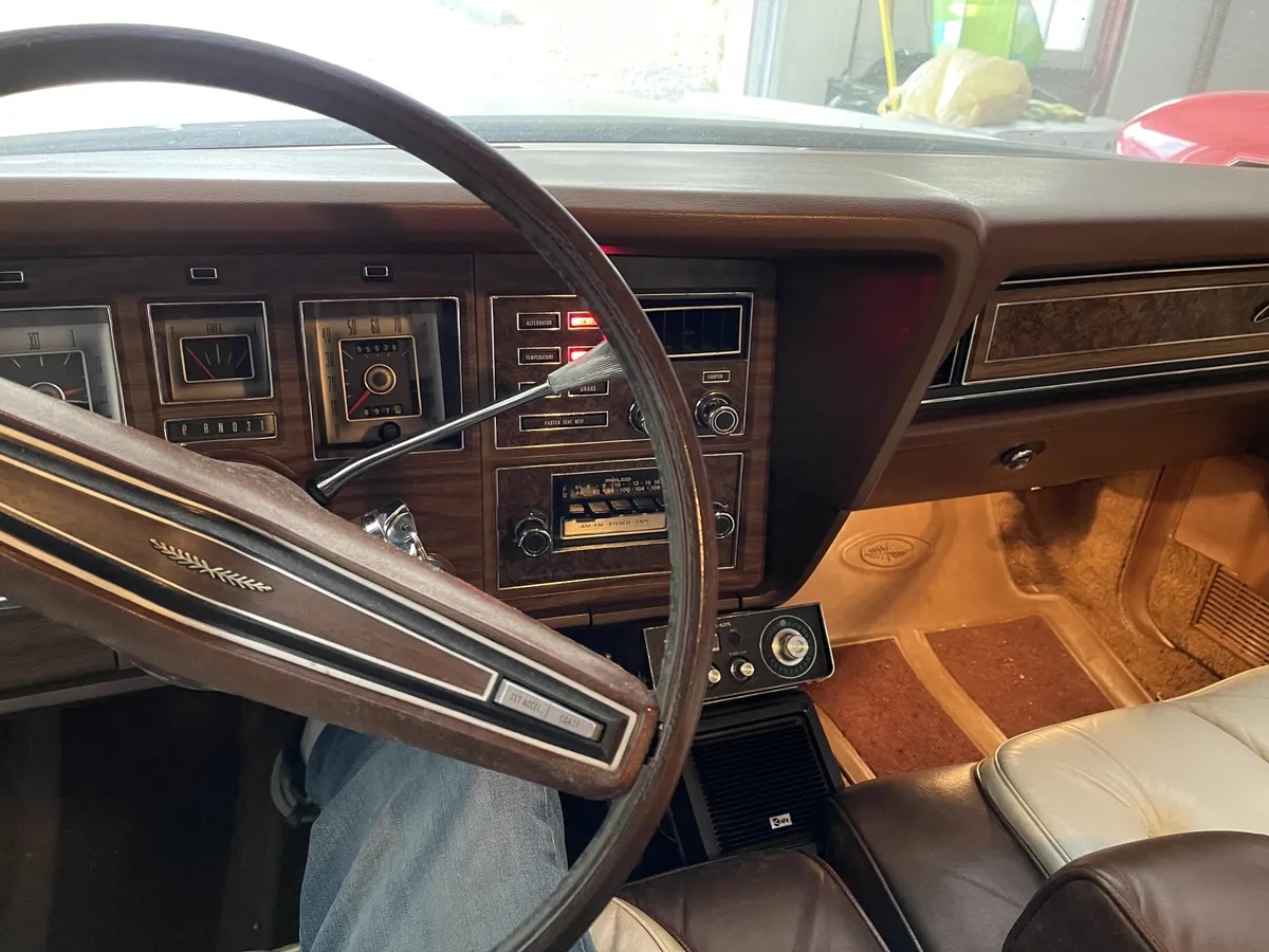 Lincoln-Mk-4-1974-White-Saddle-Two-Tone-7