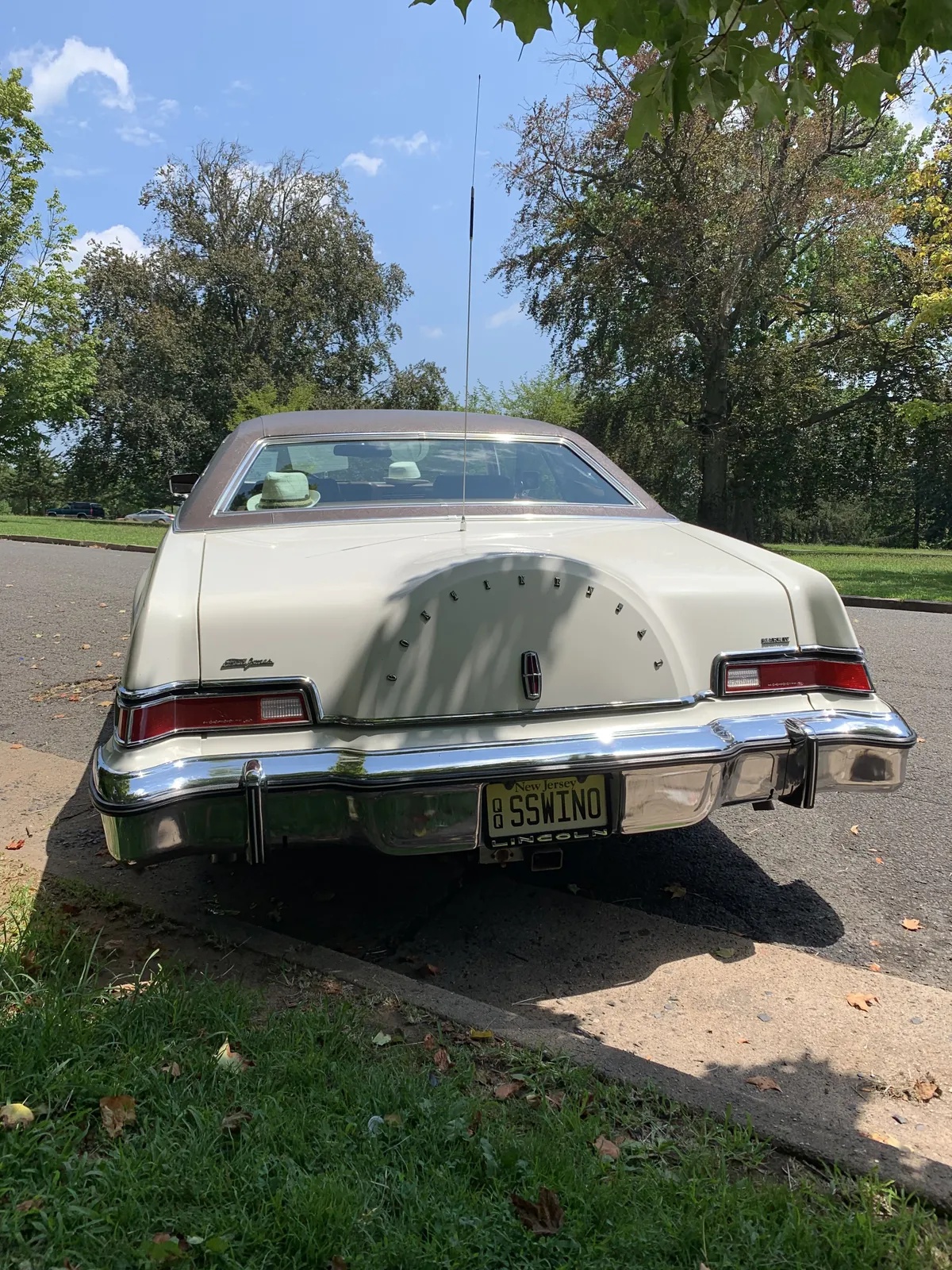 Lincoln-Mk-4-1974-White-Saddle-Two-Tone