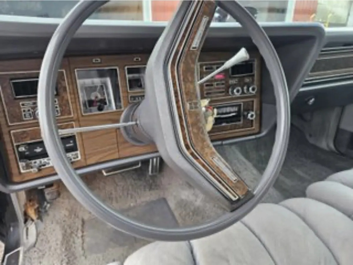 Lincoln-Mk-4-1976-Black-Gray-11
