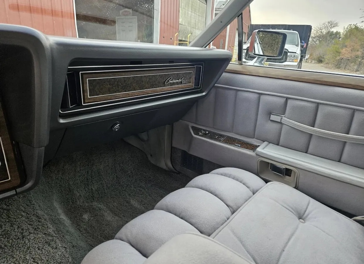 Lincoln-Mk-4-1976-Black-Gray-8