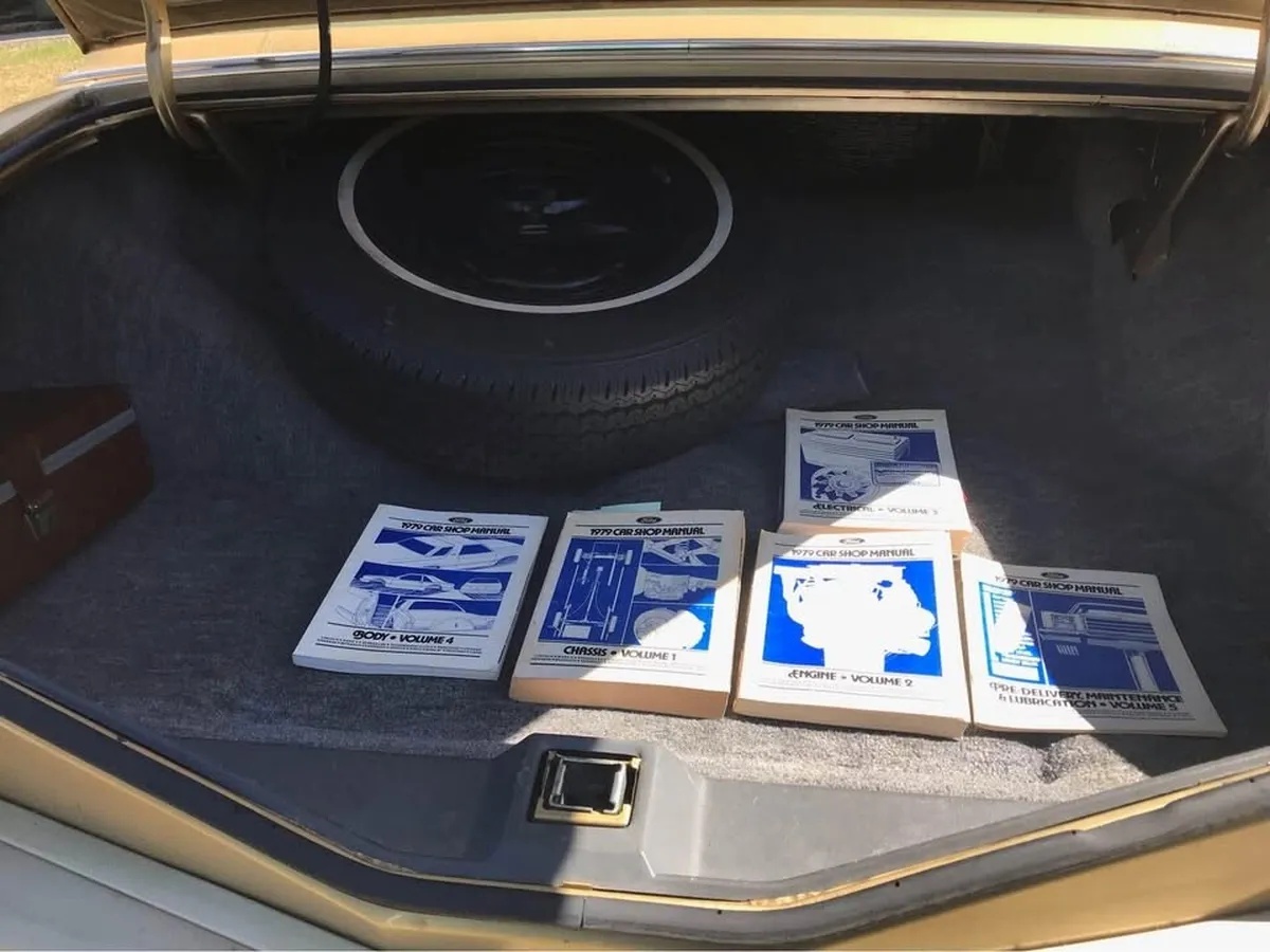 Lincoln-Mk-5-1979-Gold-Cream-Leather-1