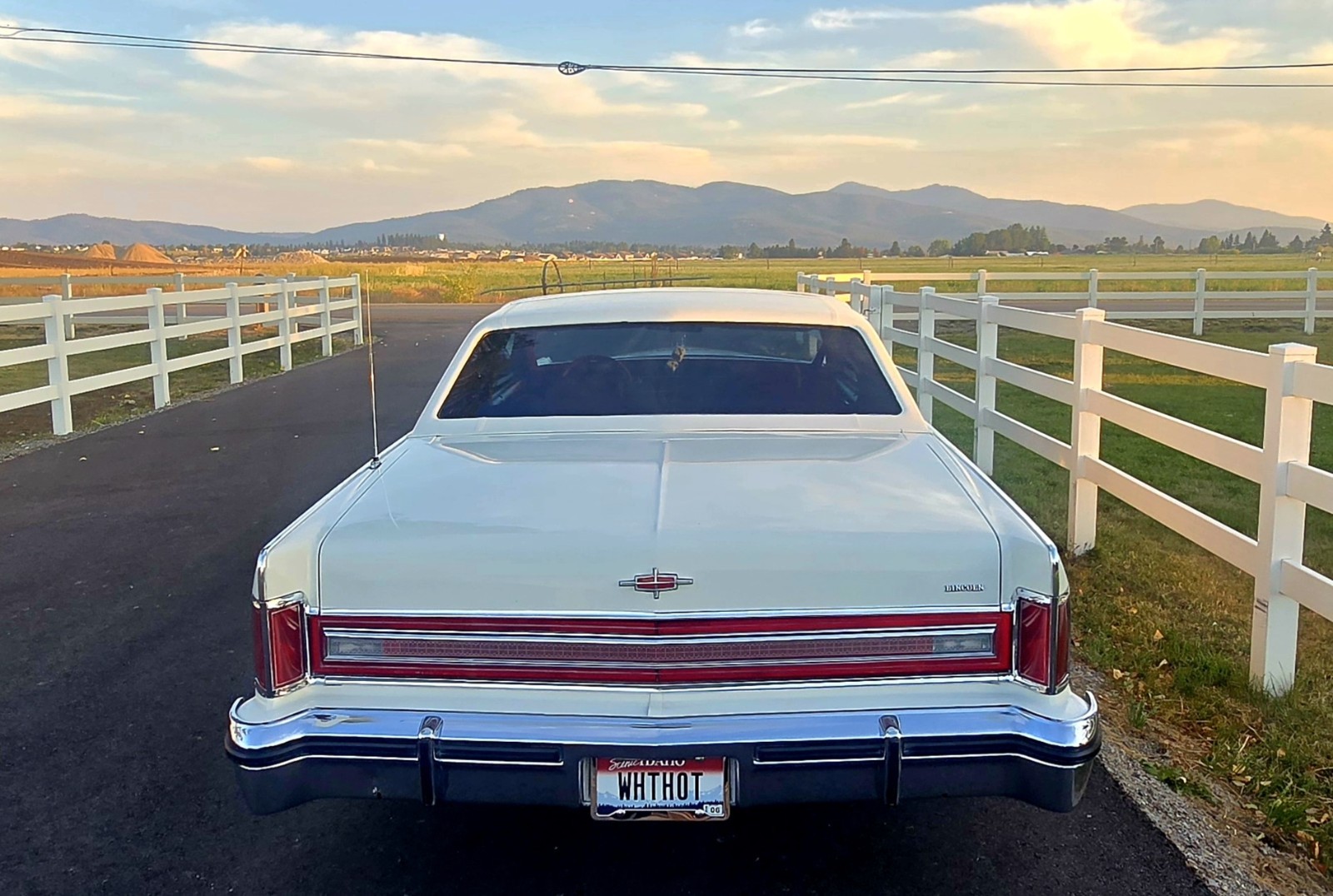 Lincoln-Town-Car-1977-1