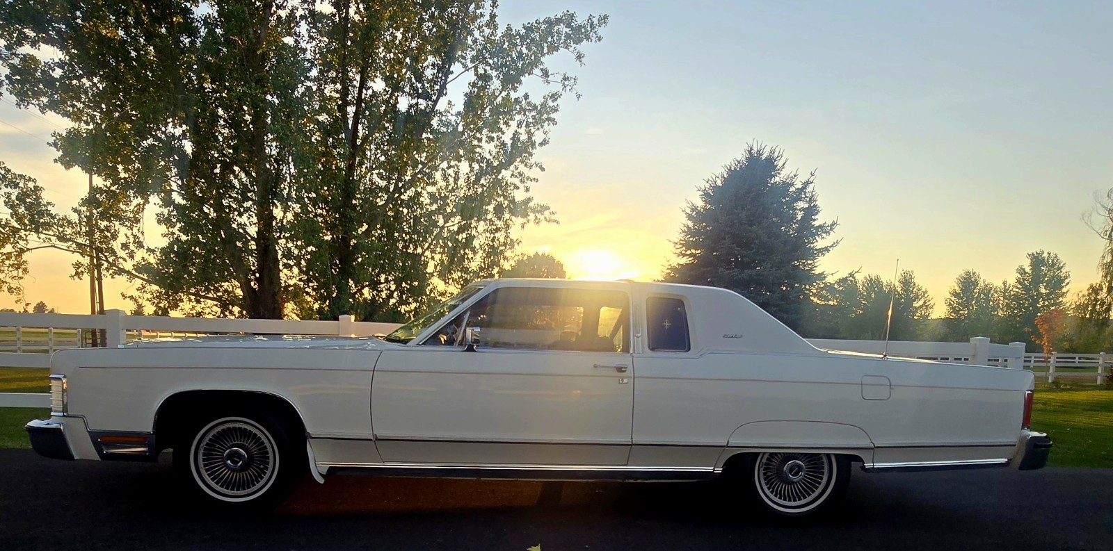 Lincoln-Town-Car-1977