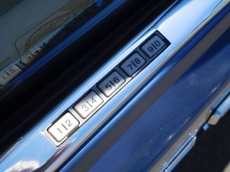 Lincoln-Town-Car-1988-Sedan-11