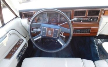 Lincoln-Town-Car-1988-Sedan-16