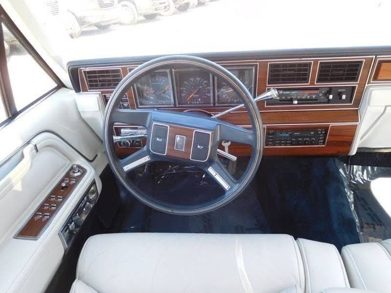 Lincoln-Town-Car-1988-Sedan-16