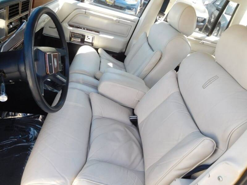 Lincoln-Town-Car-1988-Sedan-17