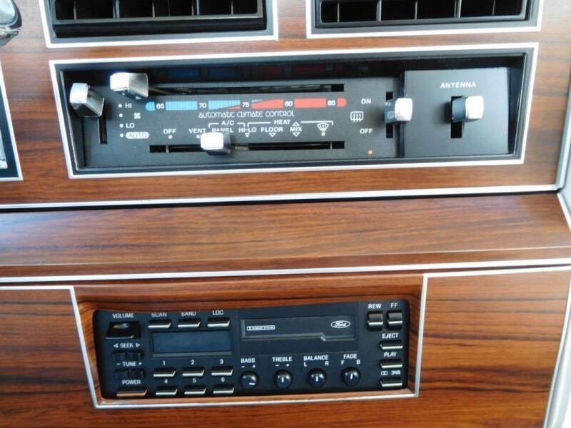 Lincoln-Town-Car-1988-Sedan-18
