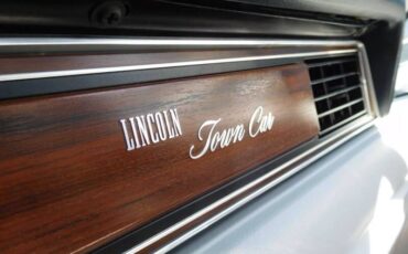 Lincoln-Town-Car-1988-Sedan-19