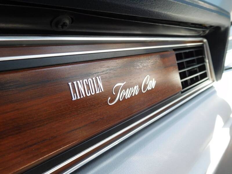 Lincoln-Town-Car-1988-Sedan-19