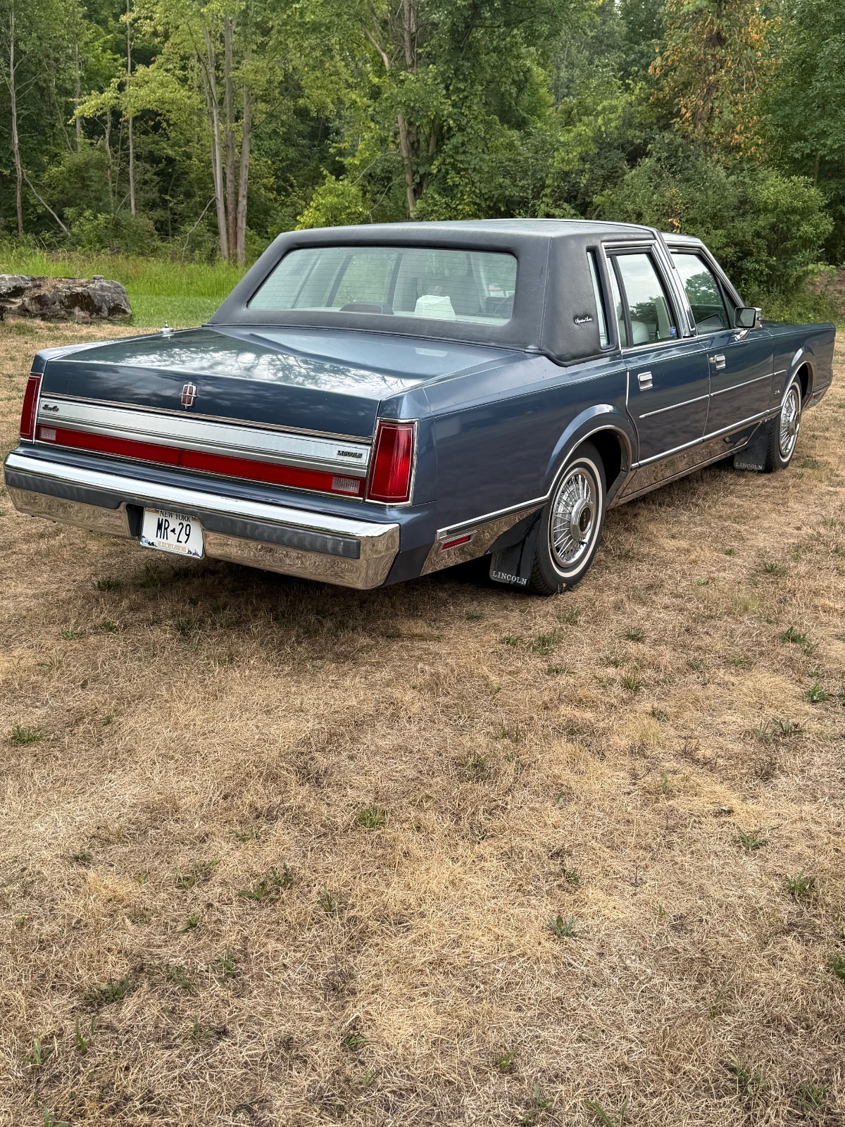 Lincoln-Town-Car-1988-Sedan-2