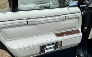 Lincoln-Town-Car-1988-Sedan-26