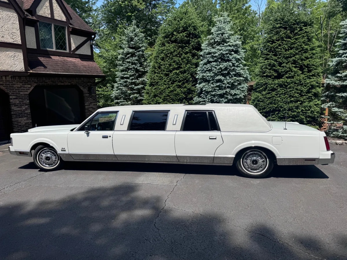 Lincoln-Town-car-1988-White-Gray-1