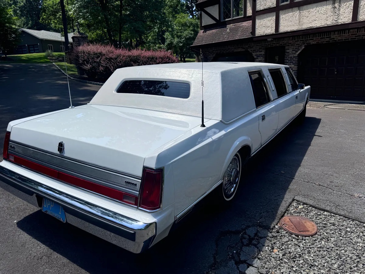 Lincoln-Town-car-1988-White-Gray-3