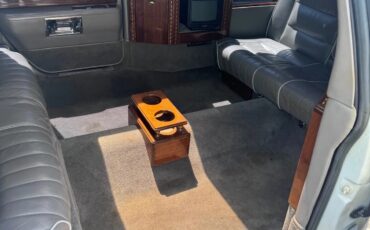 Lincoln-Town-car-1988-White-Gray-4