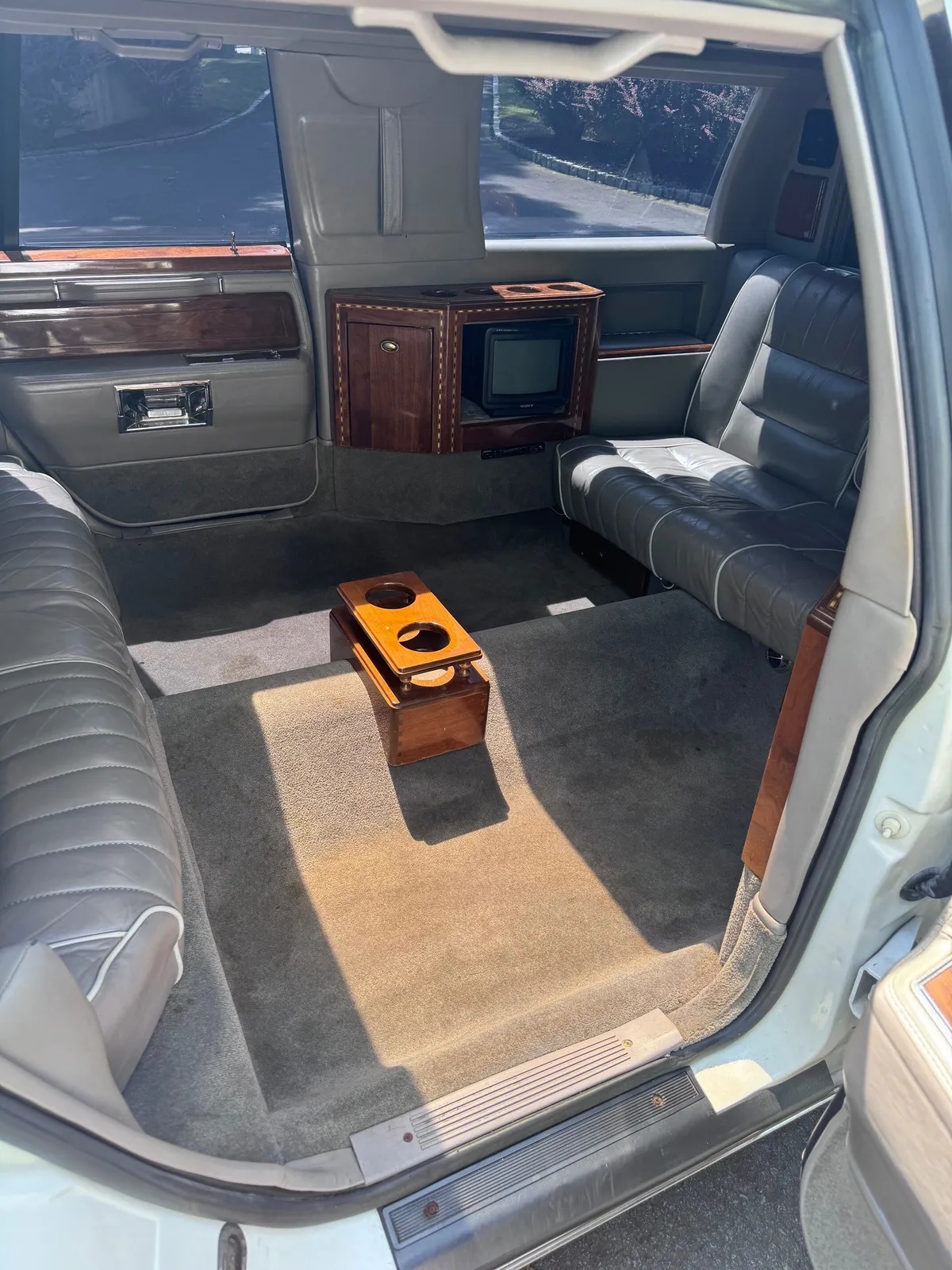 Lincoln-Town-car-1988-White-Gray-4