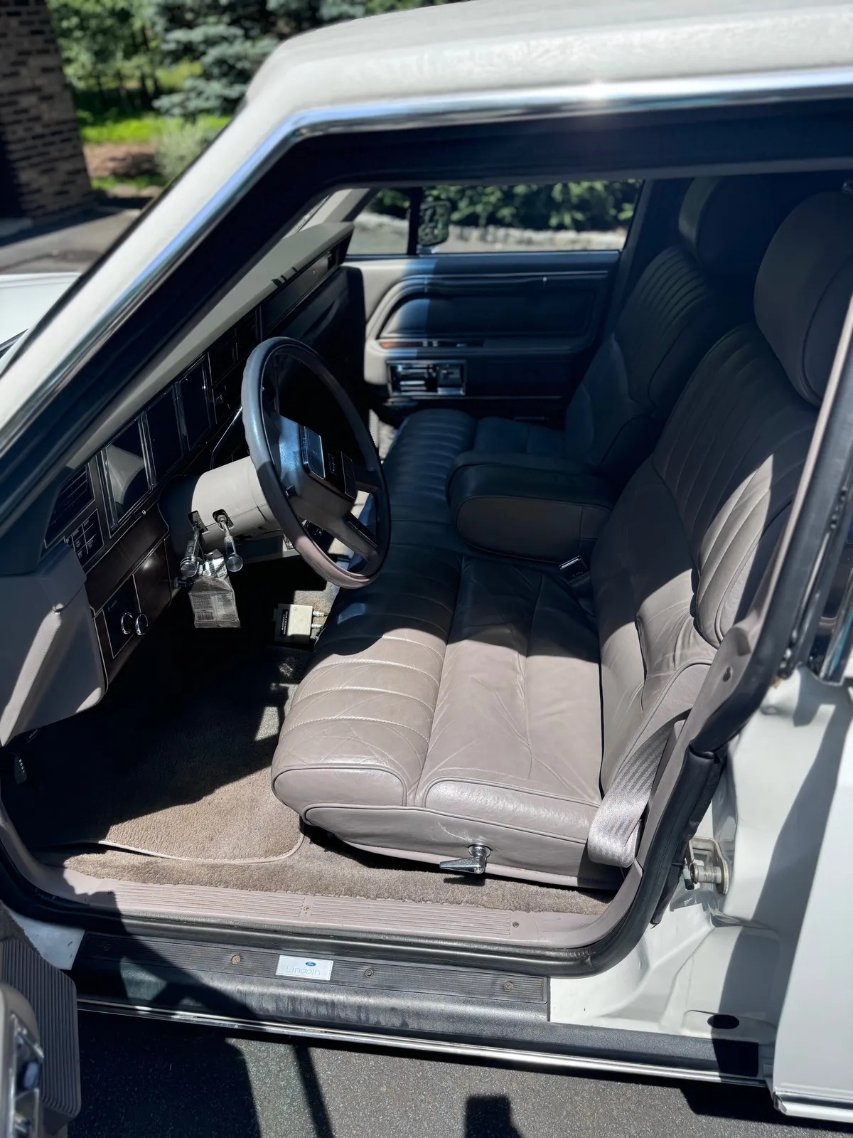 Lincoln-Town-car-1988-White-Gray-8