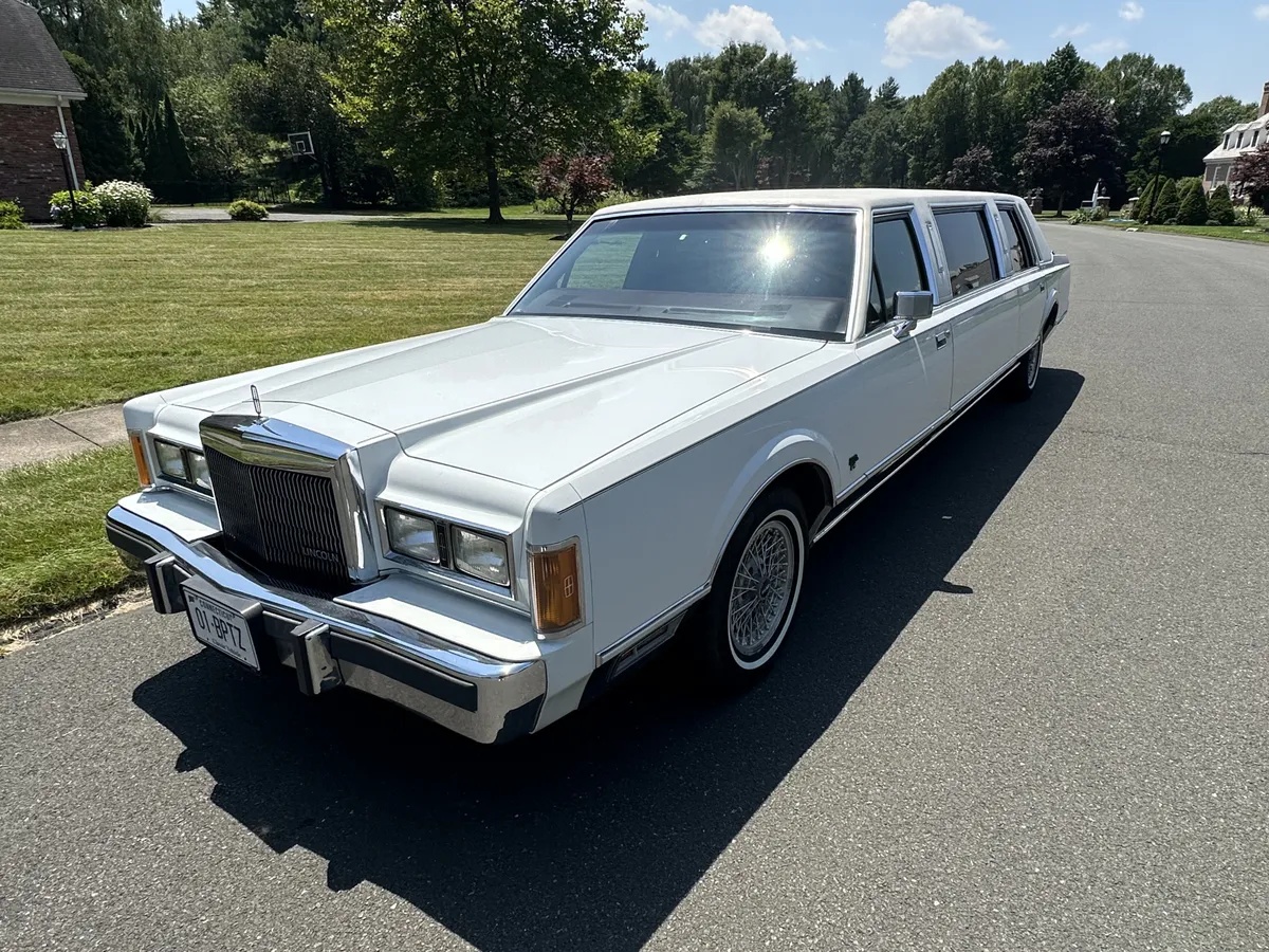 Lincoln-Town-car-1989-White-Burgundy-1