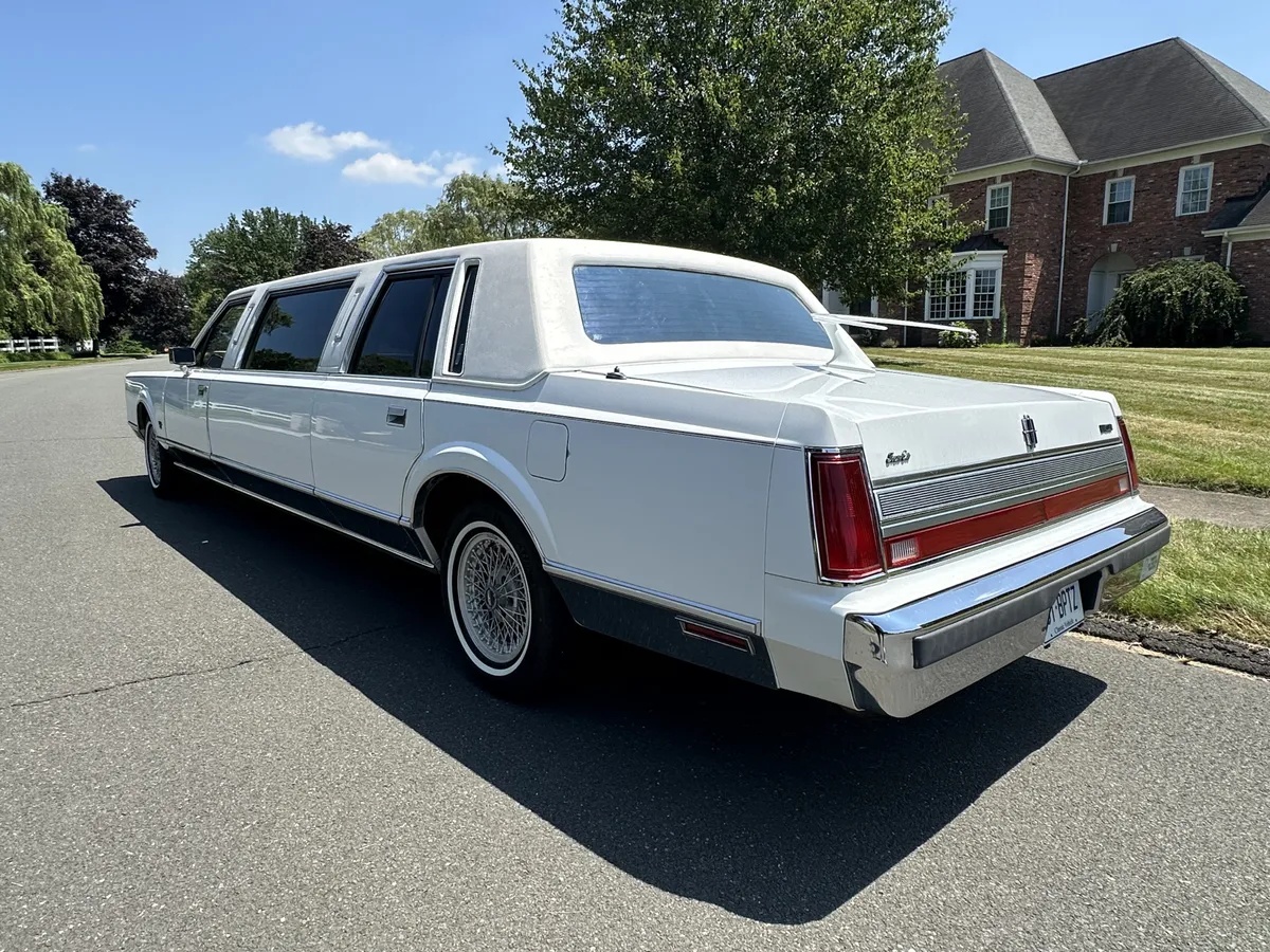 Lincoln-Town-car-1989-White-Burgundy-12