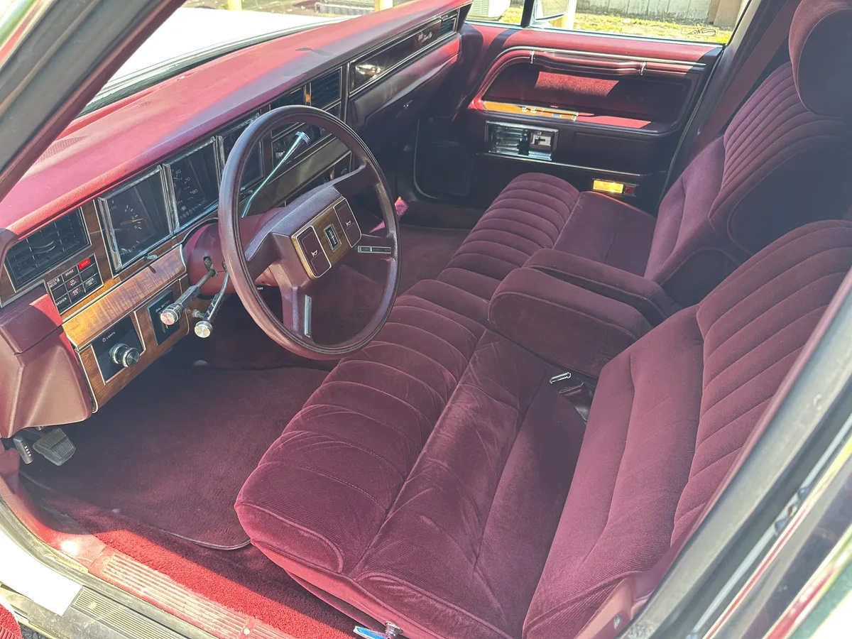 Lincoln-Town-car-1989-White-Burgundy-13