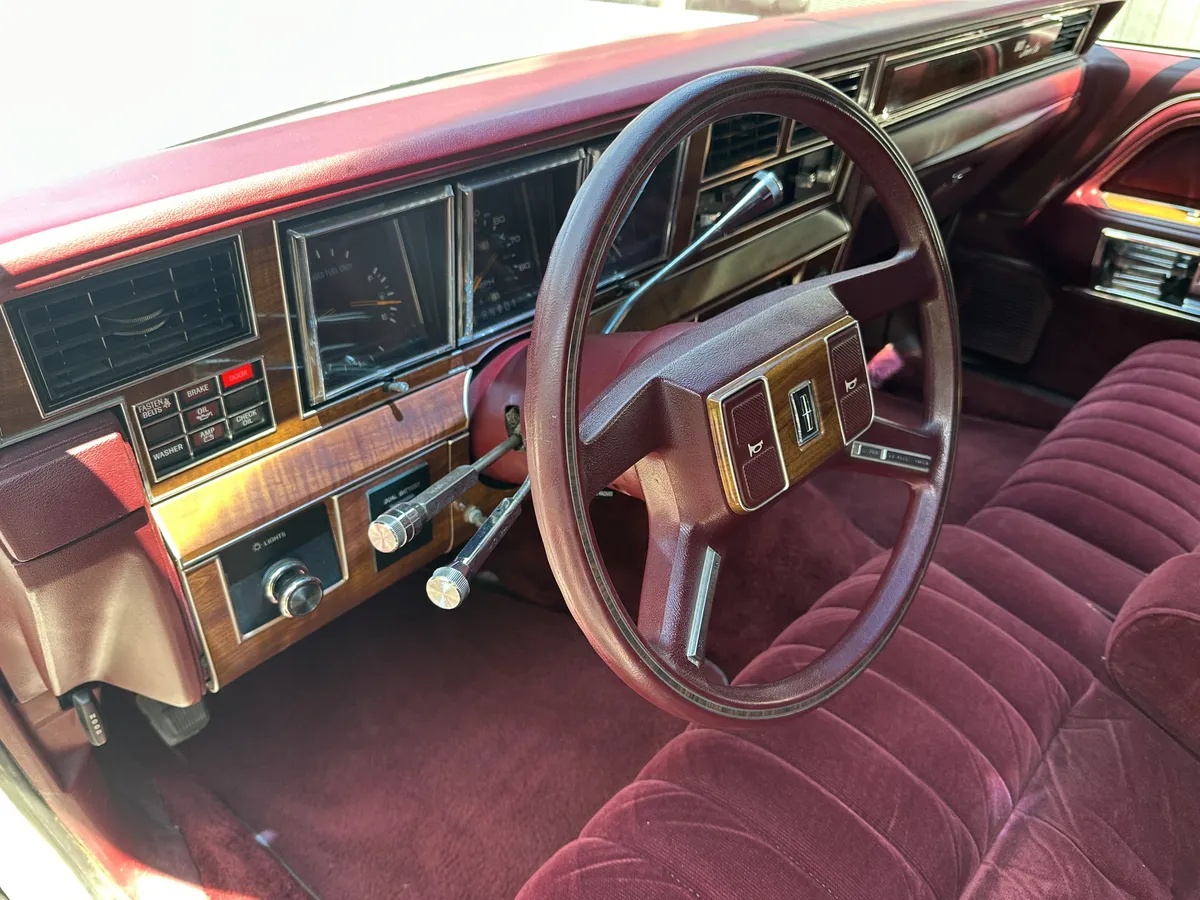 Lincoln-Town-car-1989-White-Burgundy-14