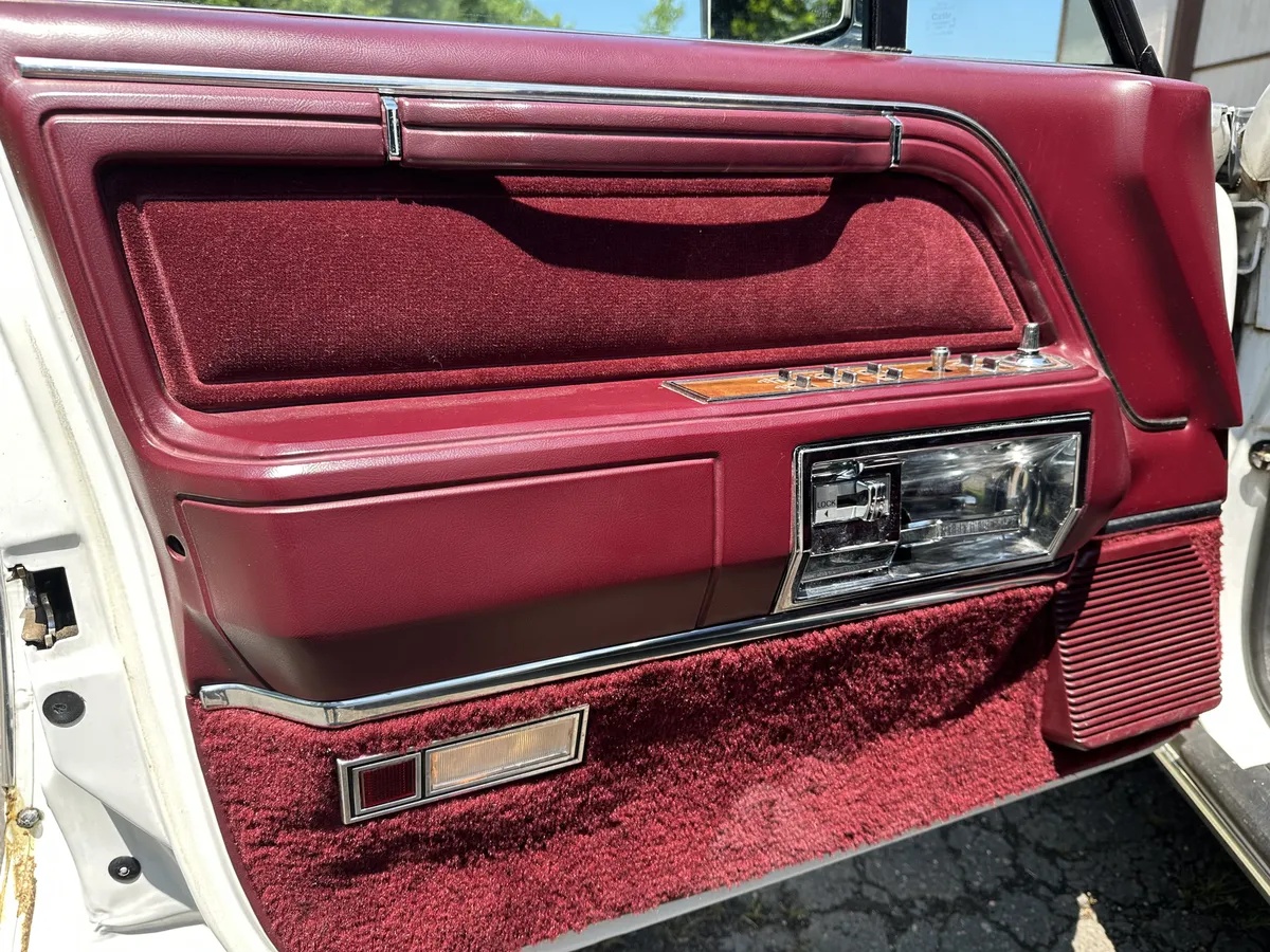 Lincoln-Town-car-1989-White-Burgundy-16