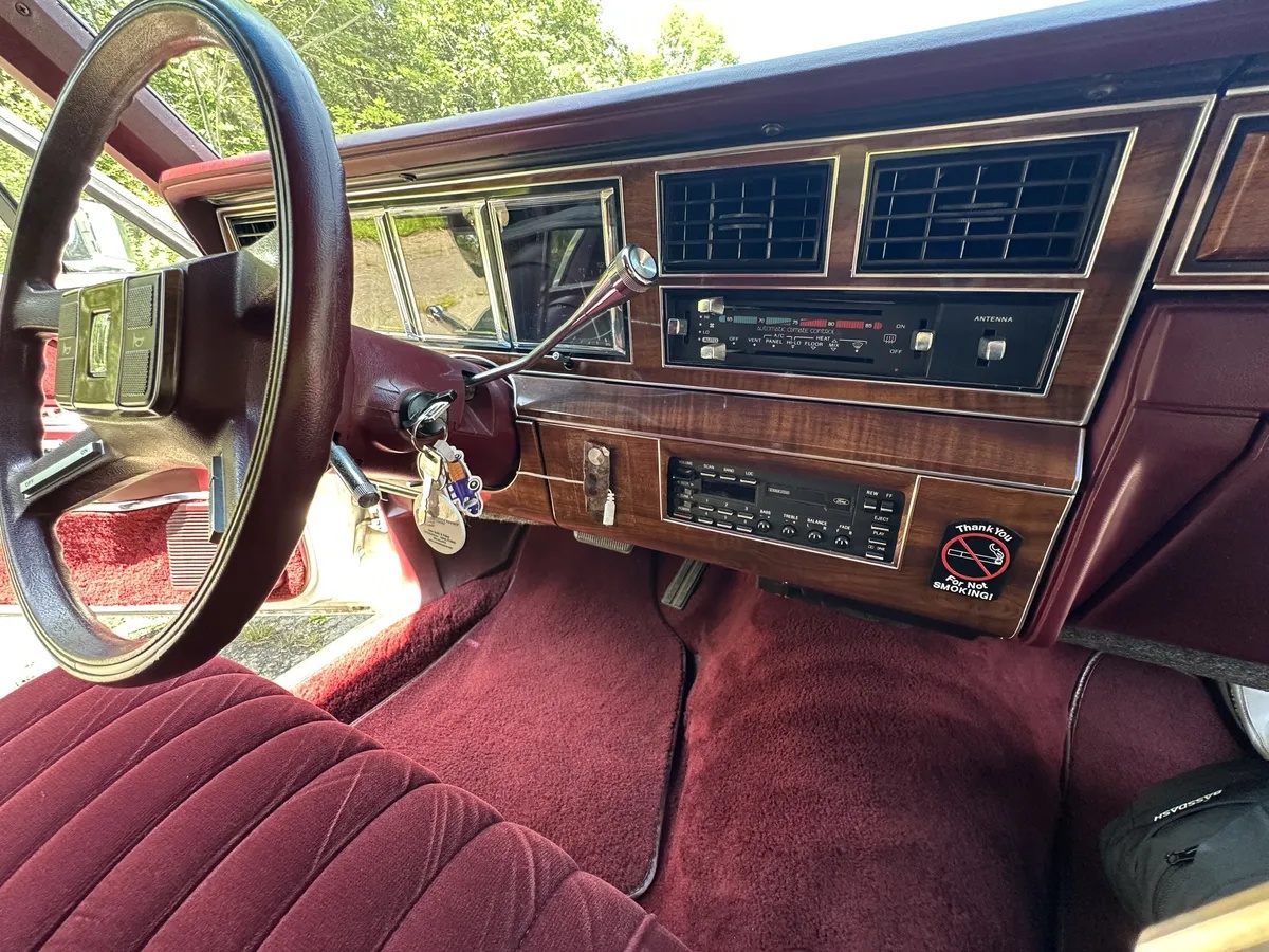 Lincoln-Town-car-1989-White-Burgundy-17