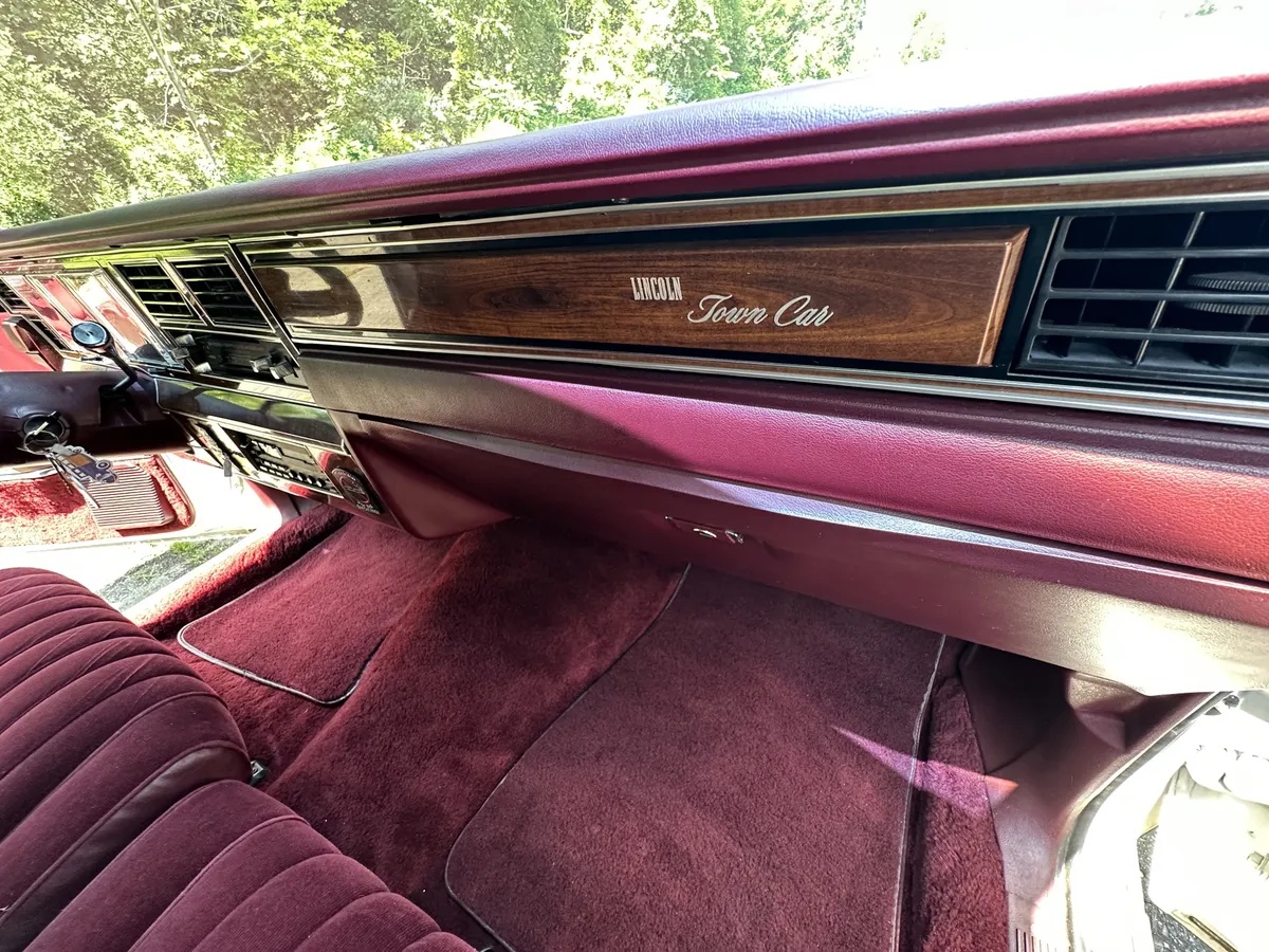 Lincoln-Town-car-1989-White-Burgundy-18