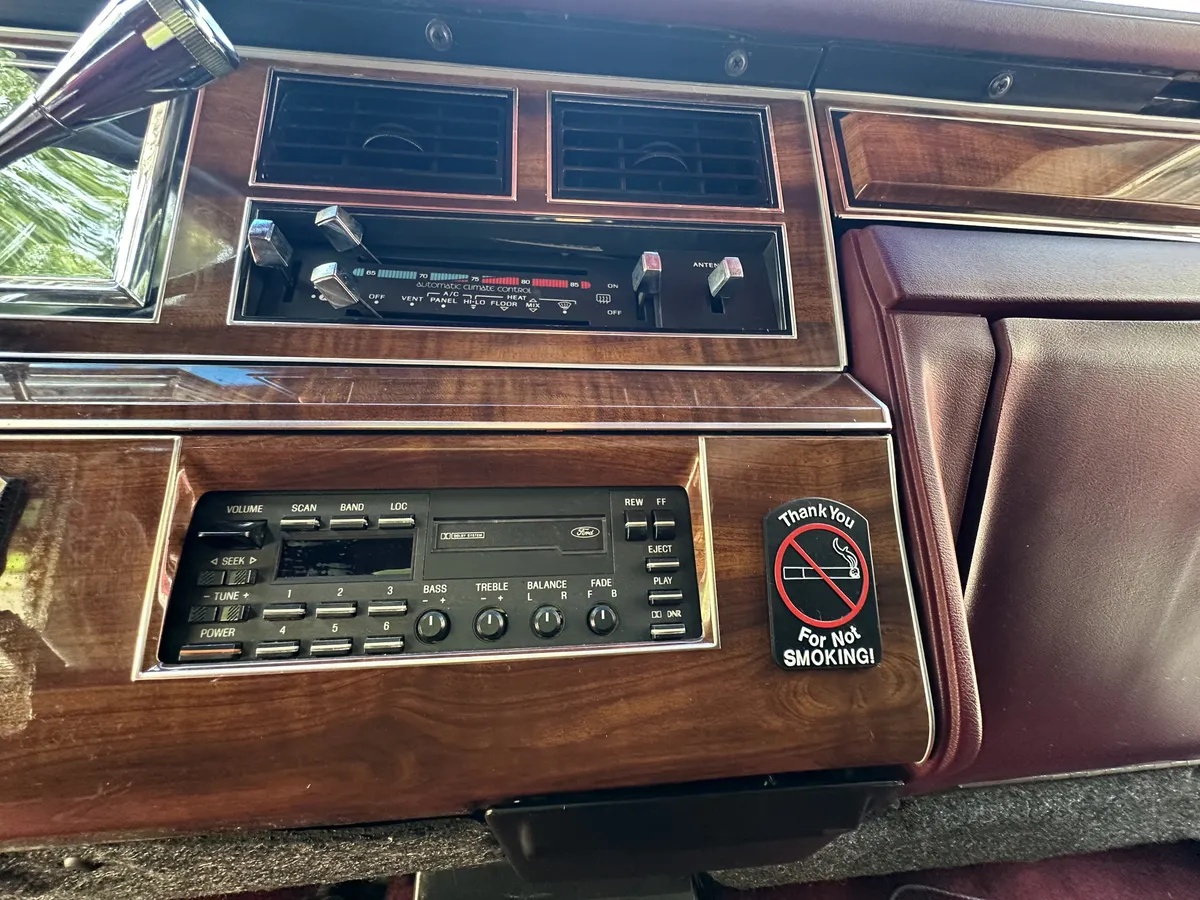 Lincoln-Town-car-1989-White-Burgundy-19