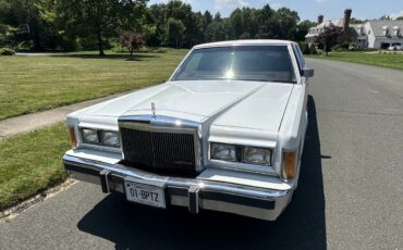 Lincoln-Town-car-1989-White-Burgundy-2