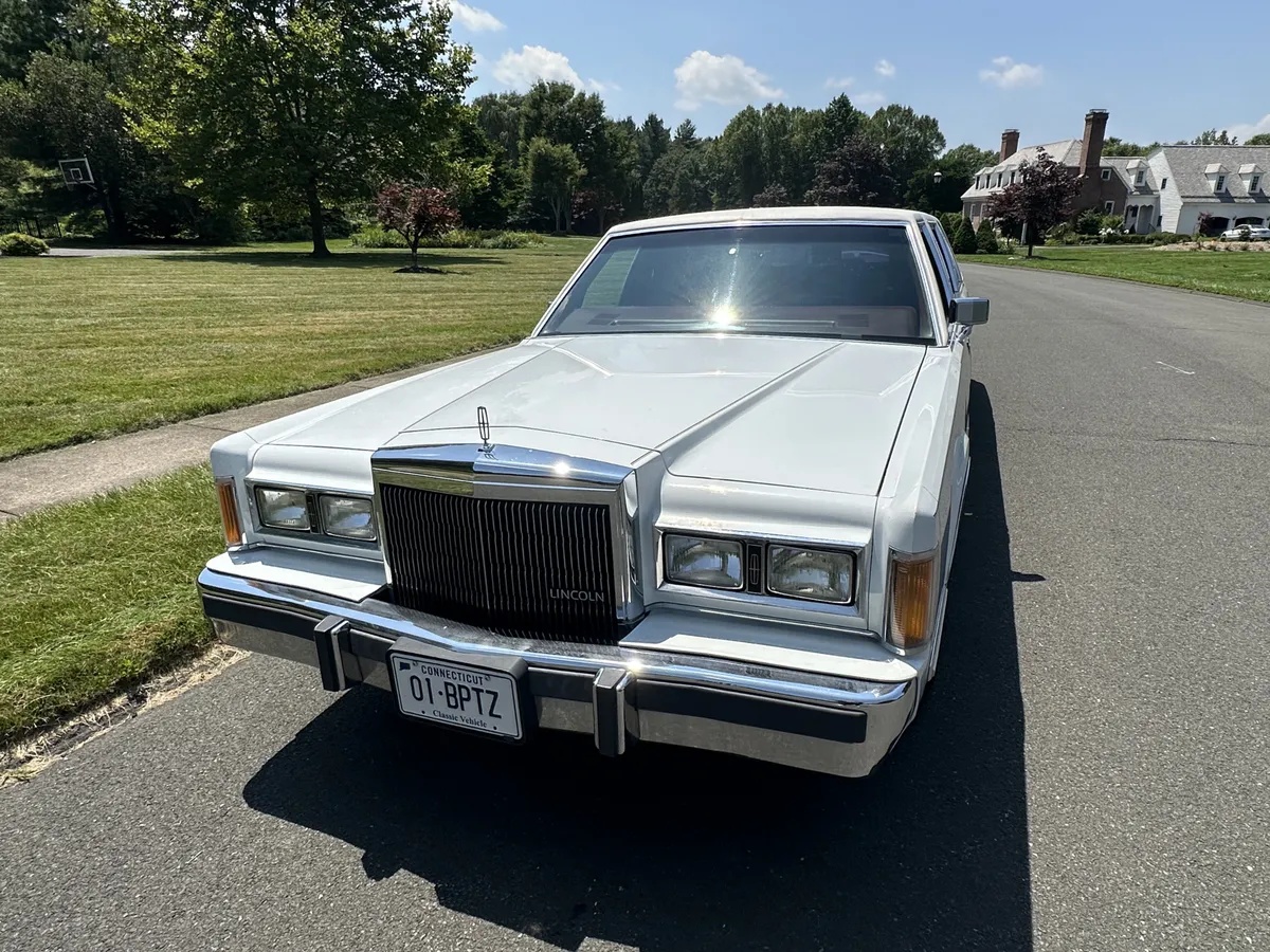 Lincoln-Town-car-1989-White-Burgundy-2