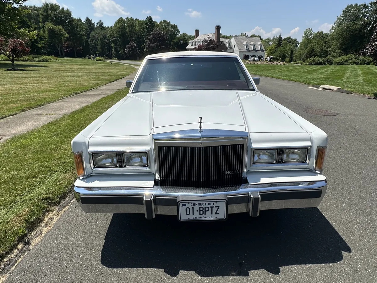 Lincoln-Town-car-1989-White-Burgundy-3