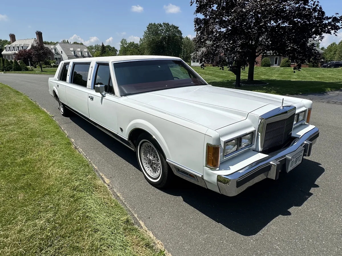 Lincoln-Town-car-1989-White-Burgundy-4