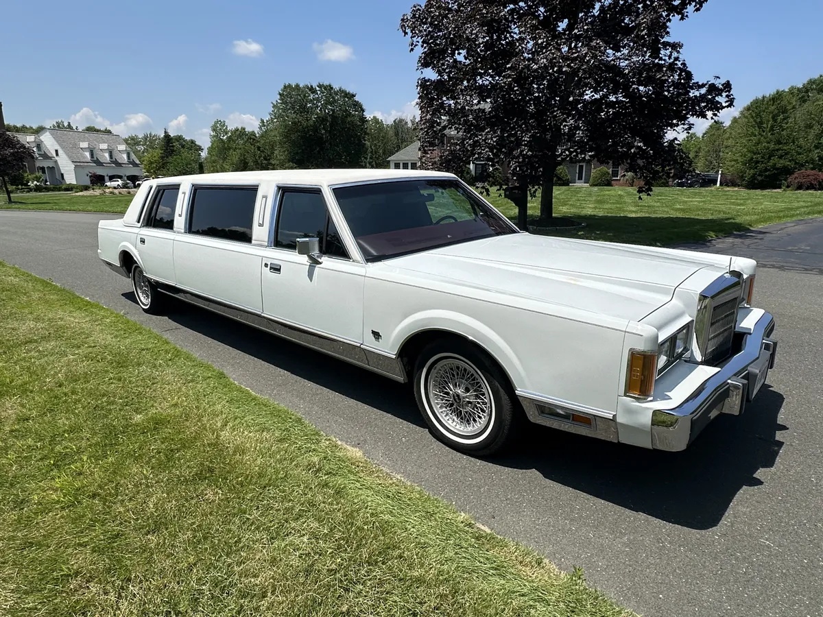 Lincoln-Town-car-1989-White-Burgundy-5