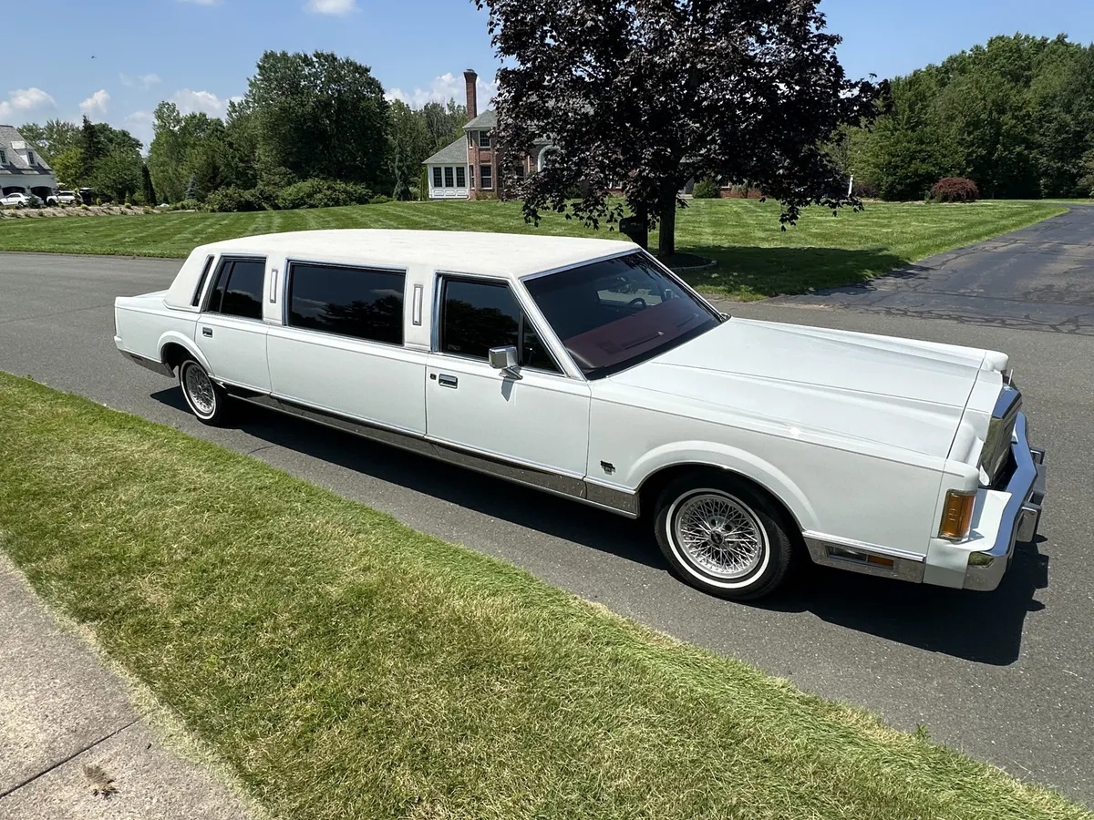 Lincoln-Town-car-1989-White-Burgundy-6
