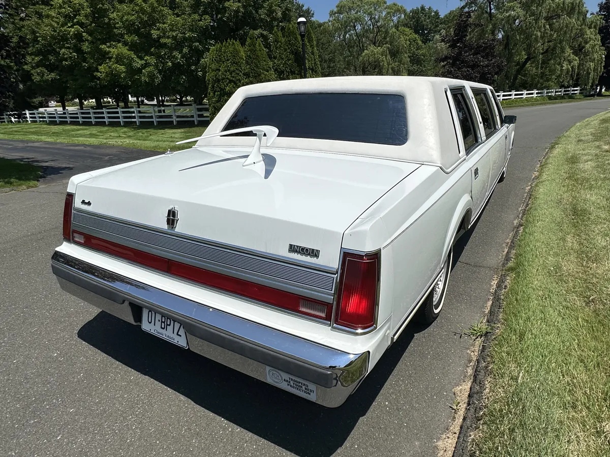Lincoln-Town-car-1989-White-Burgundy-8