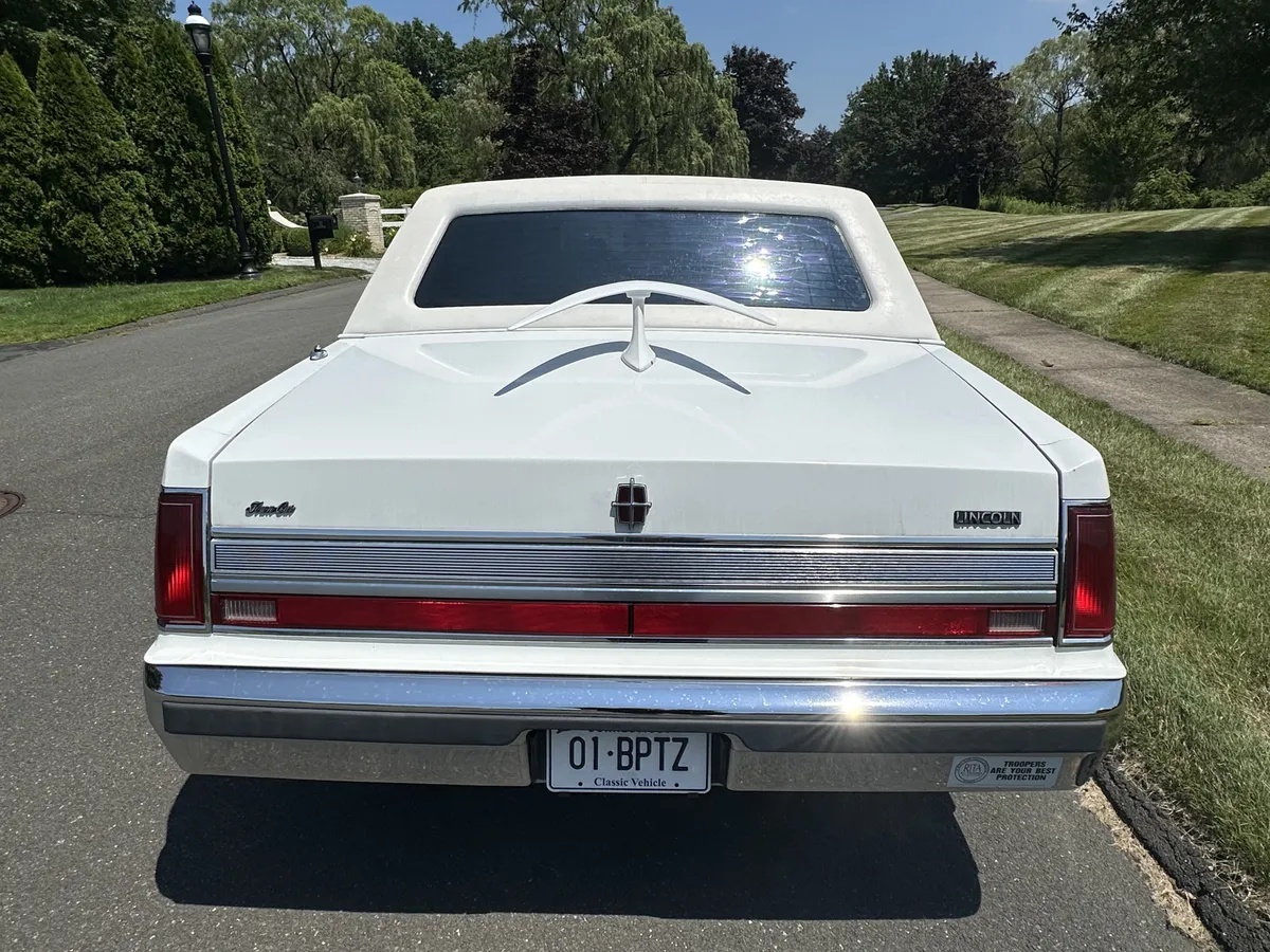 Lincoln-Town-car-1989-White-Burgundy-9