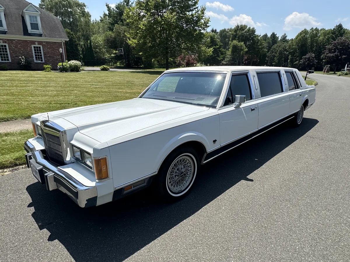 Lincoln-Town-car-1989-White-Burgundy
