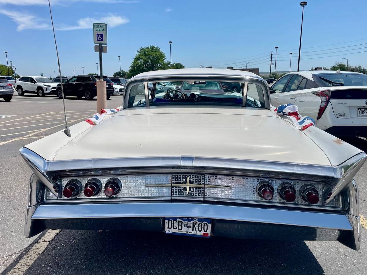 Lincoln-continental-1960-white-14