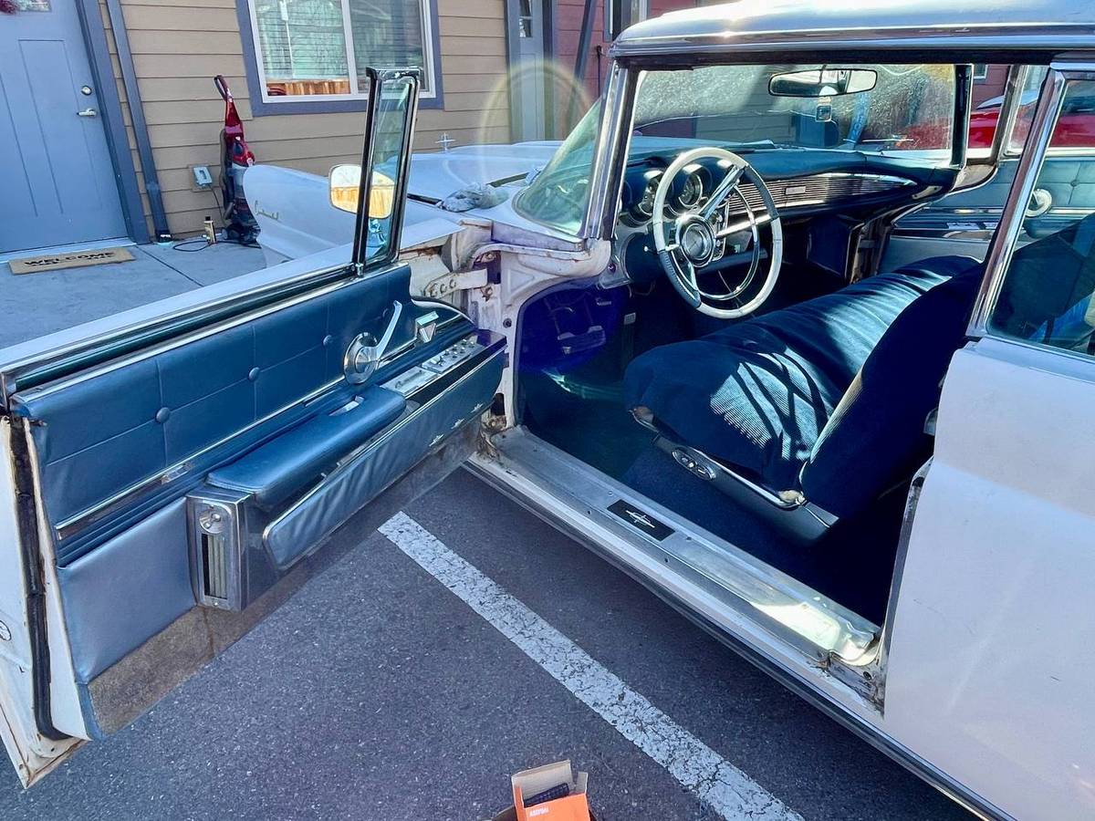 Lincoln-continental-1960-white-16