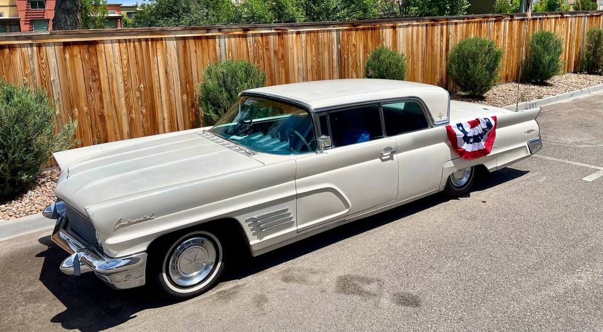 Lincoln-continental-1960-white-9
