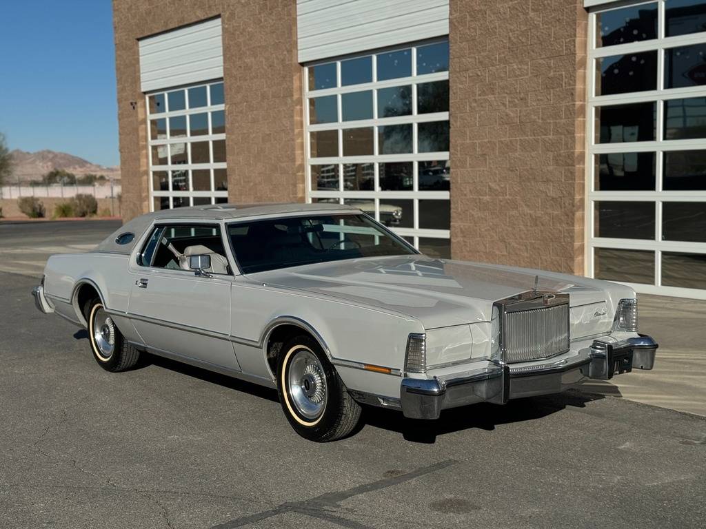Lincoln-continental-1976-grey-1