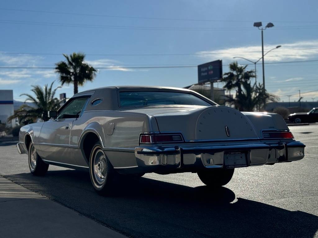 Lincoln-continental-1976-grey-34