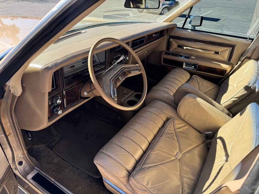 Lincoln-continental-1979-yellow-140