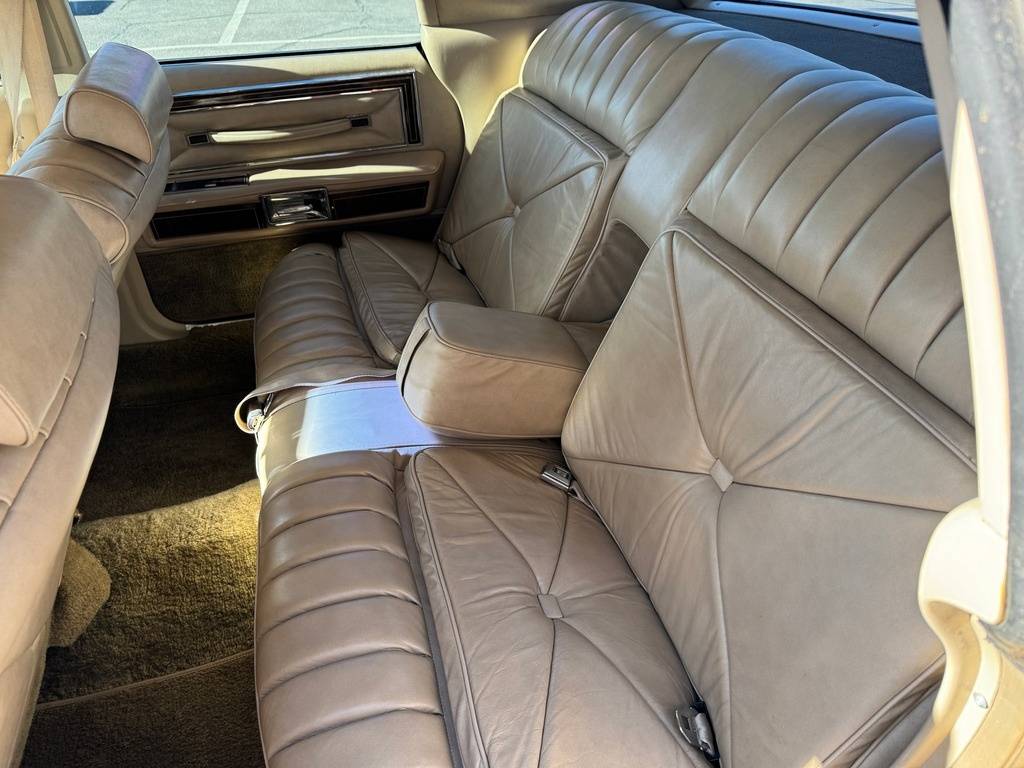 Lincoln-continental-1979-yellow-90
