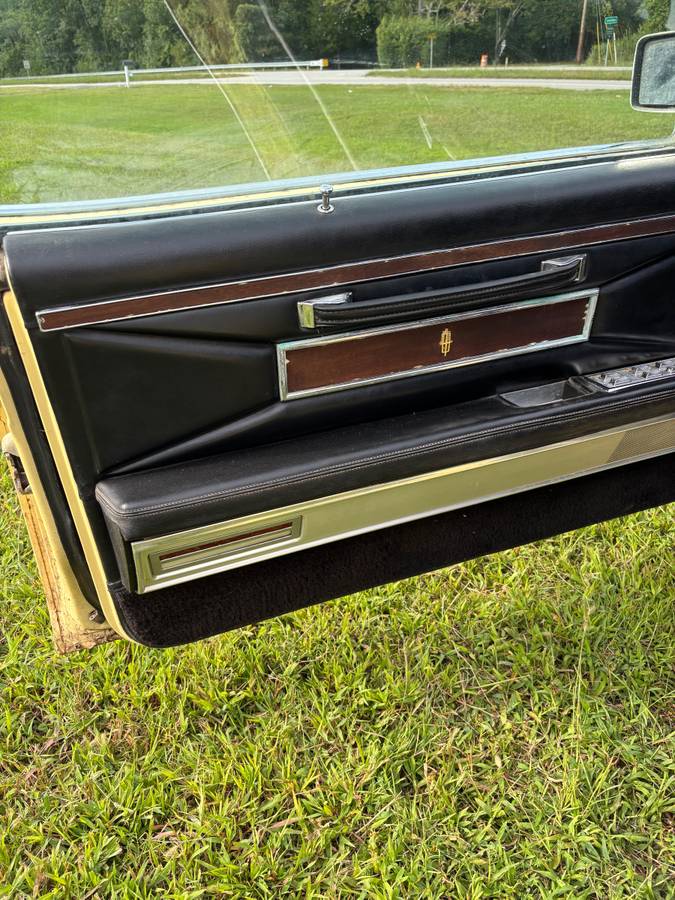Lincoln-continental-mark-iii-1971-yellow-2