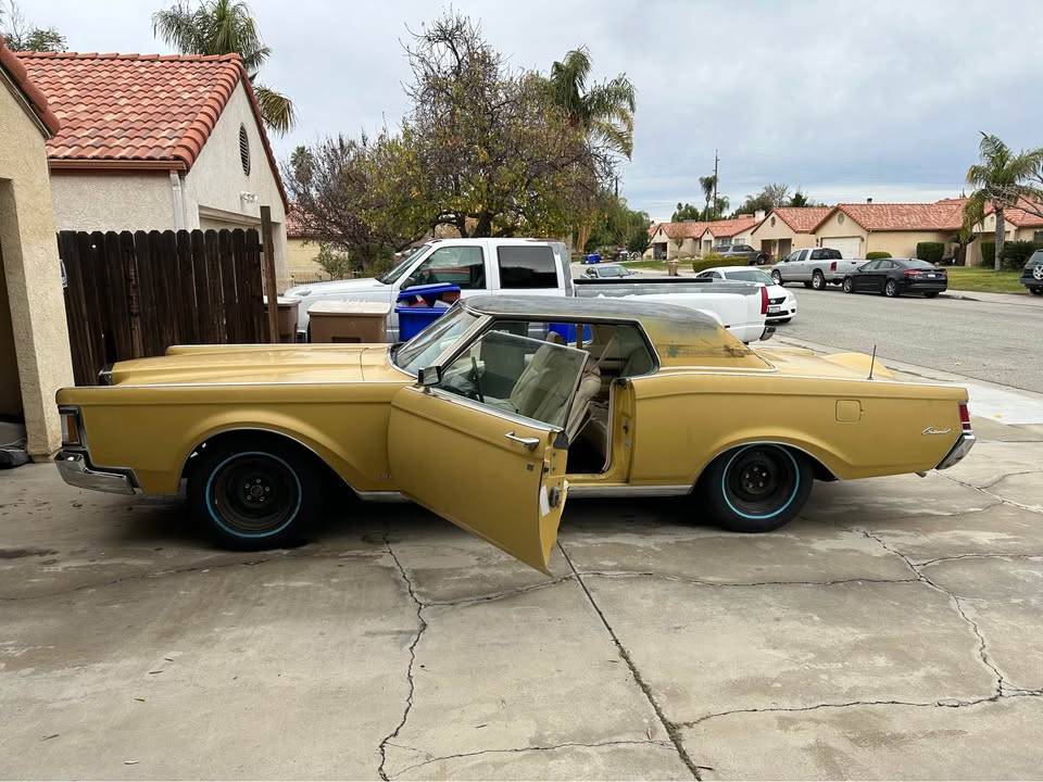 Lincoln-continental-mark-iii-1971-yellow-2