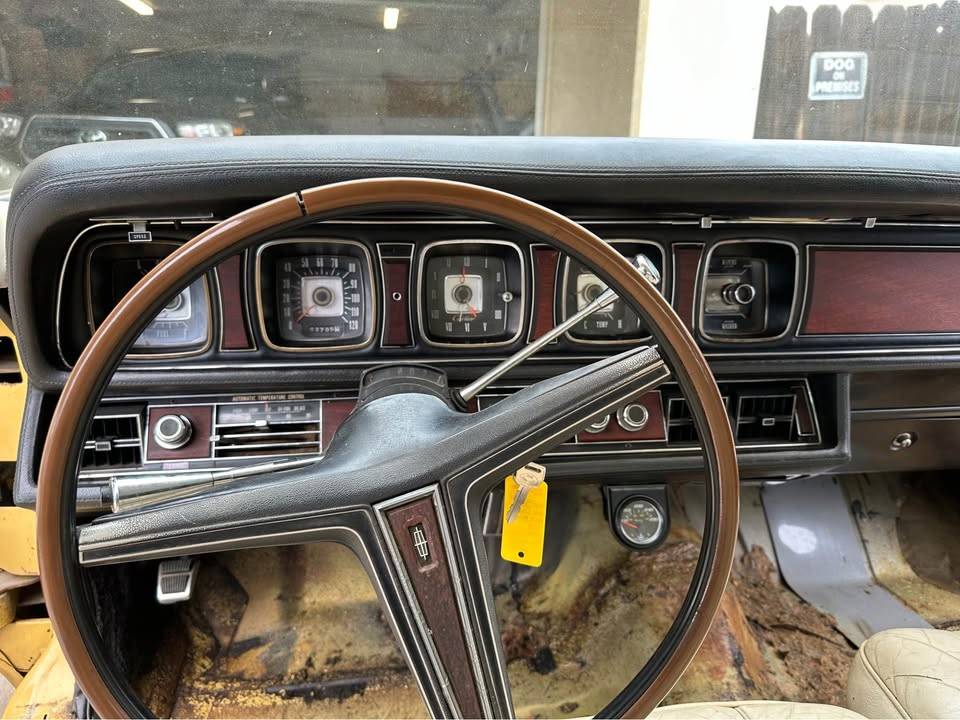 Lincoln-continental-mark-iii-1971-yellow-4